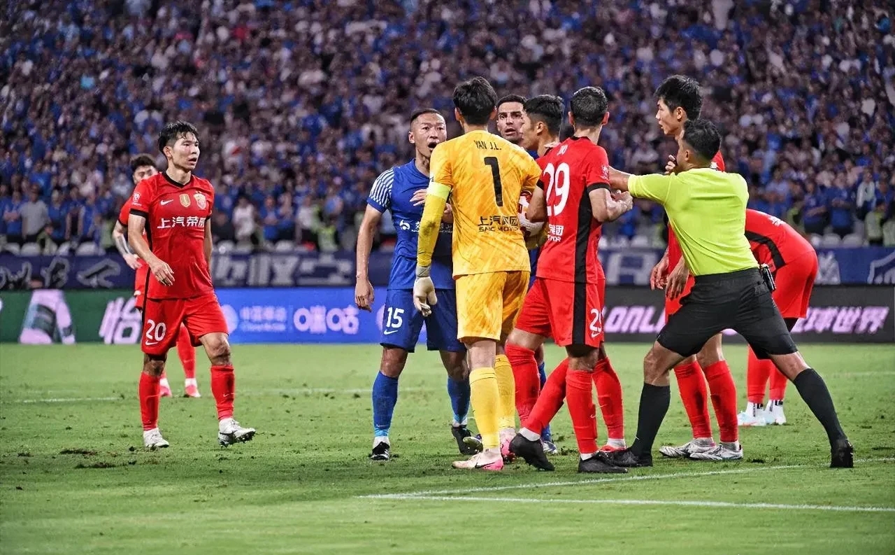 lol中国总决赛-欧超杯赛程吃紧，上海申花清晨回应争议，底气十足，年轻球员得到机会